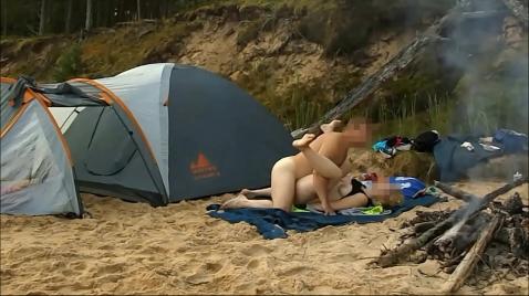 На природе жена мужу делает минет