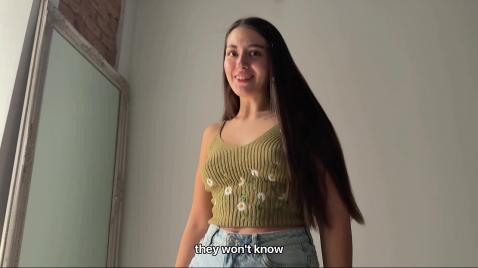 Симпотная брюнетка делает минет своему мужчине и с ним же и трахается