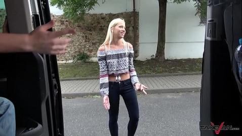 Блондинка встречает своего парня