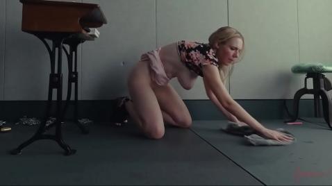 Парень жёстко трахает в своем доме блондинку