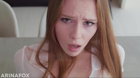 Девица в чулках сидит на члене у своего парня аналом