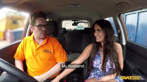 Зрелая мамочка делает минет парню в его машине