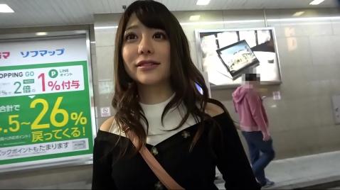 Азиатка сняла на улице для секса молодого паренька