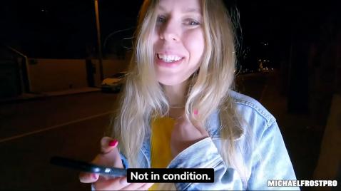 На улице блондинка дождалась машину и поехала домой с парнем трахаться