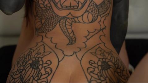 Парень жёстко трахает татуированную брюнетку в анал