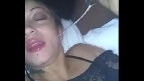 Мужчины трахают брюнетку в прозрачной одежде