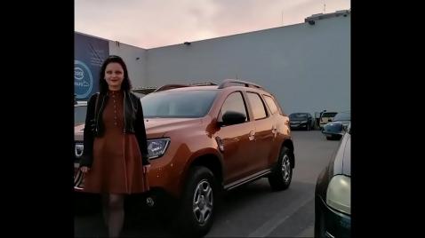 Брюнетка гуляет ночью на улице