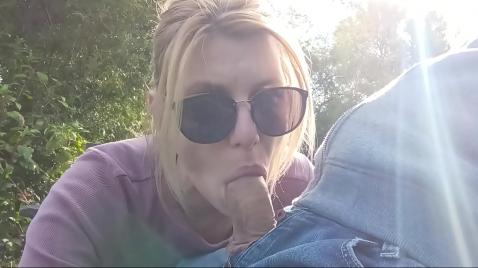 Девица делает минет и глотает сперму