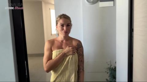 Супруга в полотенце делает минет своему мужу