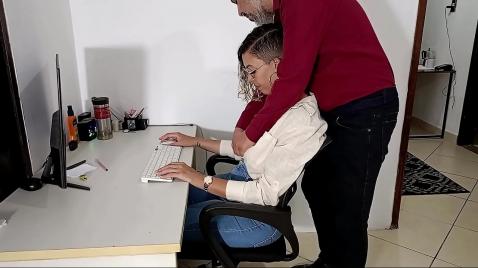 Пожилой начальник дал подчинённой сделать минет