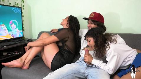 Парень смотрит телек с двумя тёлками а одна делает минет