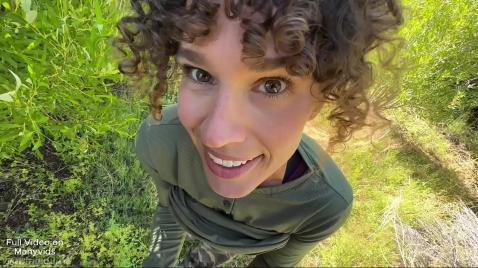 Парень с девушкой занимаются сексом на природе