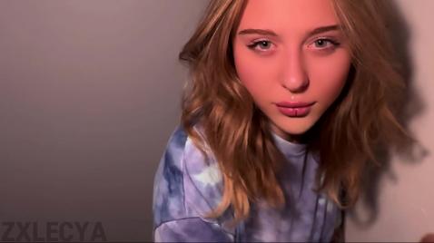 Молоденькая студентка делает преподавателю минет