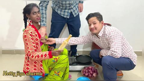 Мужики обхитрили молодую азиатку и стали ее трахать