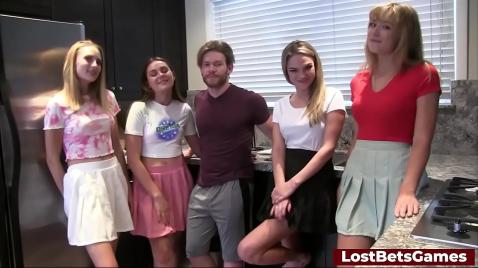 Групповой секс в бассейне