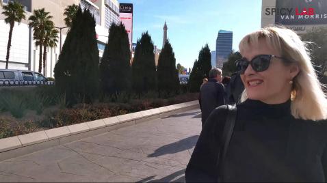 Познакомился с девкой на улице и привёл поебаться