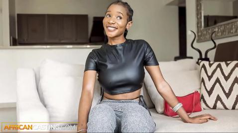 Азиатская брюнеточка трахается сидя на члене