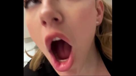 Блондинка с большими сисями сидит и мастурбирует