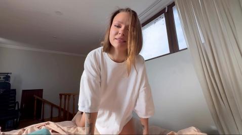 Девица занимается мастурбацией