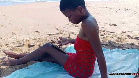 Африканец трахает жестко молоденькую африканочку на берегу океана