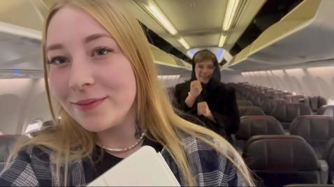 Девушка блондинка парню сделала минет