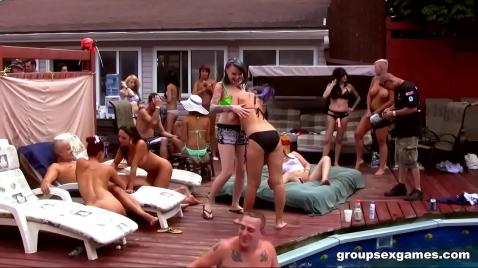 Голые парни с девчатами устроили групповуху