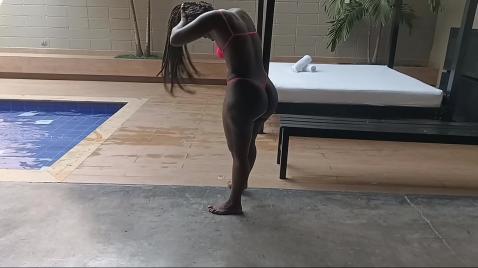 Парень свою домработницу азиатку трахает на постели