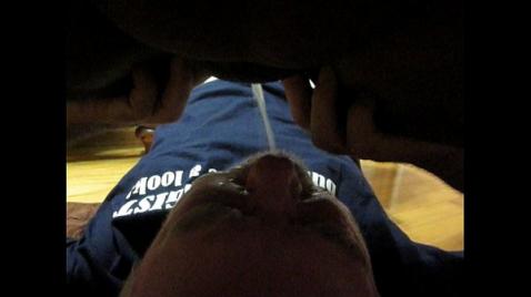 Бабенка нассала мужику в рот