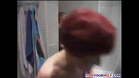 Зрелая дамочка отрахала в ванной молодого парня