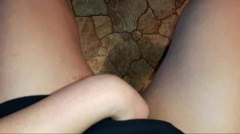 Женщина готовит еду и мастурбирует