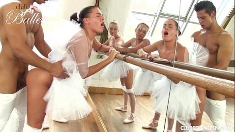 Три балерины и танцор в тренировочном зале