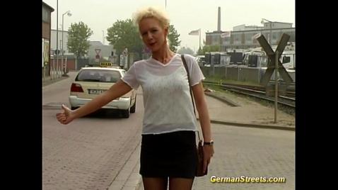 Блондинка в чулках отдалась водителю