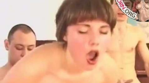 Парни пришли к зрелой училке исправлять двойки и трахнули ее