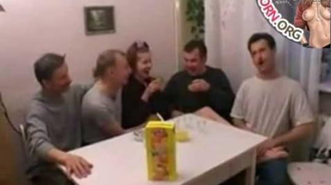 Толпа парней устроили рыжей телке групповой горячий трах