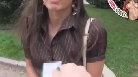 Стеснительная девушка проходит кастинг в порно студии