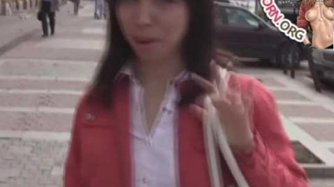 Режиссёр нашёл девушку на улице для своего нового порно фильма