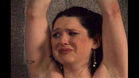 Русская госпожа наказывает связанную рабыню