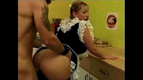 Мужик трахнул свою горничную в униформе и чулках