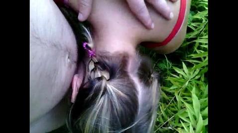 Отсосала парню возле железной дороги