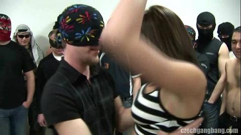 Толпа добровольцев трахает симпатичную брюнетку