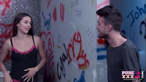 Жестоко трахнул в туалете