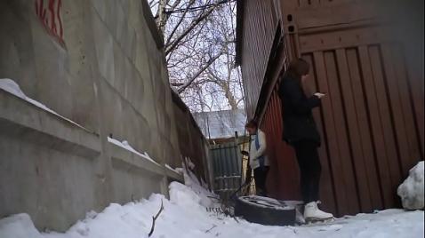 Писающие девушки на скрытую камеру зимой