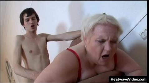 Молодой пацан трахает зрелую бабку